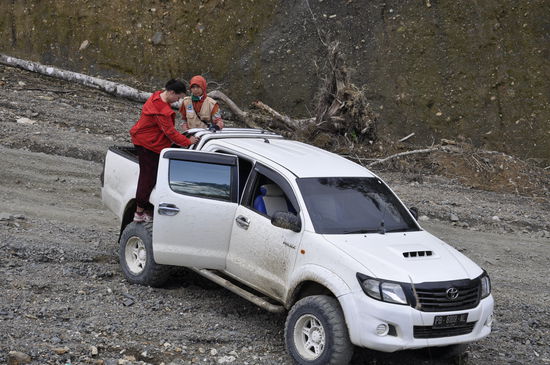 Oma klettert auf die Ladefläche