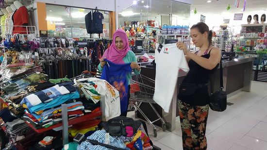 ...was hat Kiky vor..?? Ich dachte erst sie wollte uns Burkinis für den Strand kaufen...