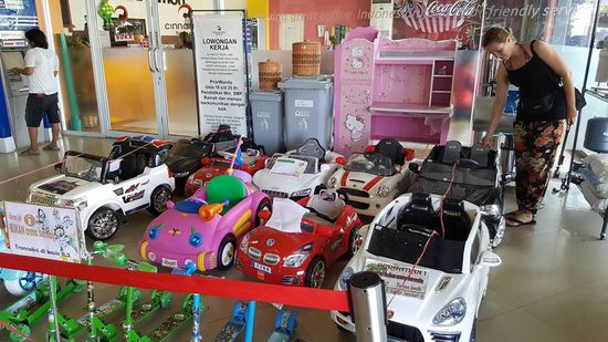 Hier ist das Kinderparadies...man beachte den Audi A8 da hinten...