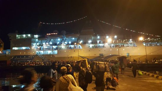 Als ich so vor dem großen Schiff stehe und die Menschenmassen sehe, das Geschrei höre und die Hitze spüre--wird mir ganz komisch...