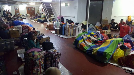 Viele haben so eine Art Kiosk aufgebaut und verkaufen Pop Mie, Kaffee, Kekse usw...Heißes Wasser haben sie in Thermoskannen dabei.