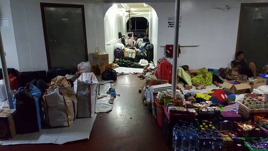 Ein Blick in den Nebengang, auch dieser ist proppevoll. Man beachte die Babyschaukel die an der Decke befestigt wurde. Darin schläft ein Säugling