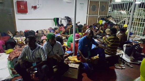 Die Musikgruppe wird immer größer , es kommen noch andere mit riesigen Trommeln dazu. Sie spielen die ganze Nacht durch...