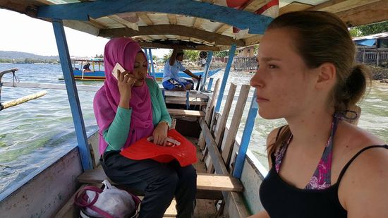 Unsere Business-Lady ist immer am telefonieren...