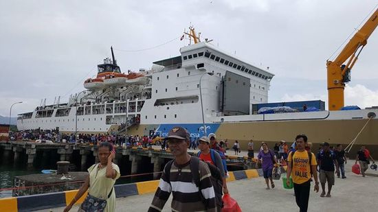 Iiiihhh...Beim Aussteigen sehen wir, dass überall an der Schiffswand die rote Spucke von dem komischen Kautabak hängt...