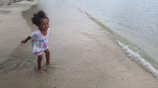 Die süße Sharon freut sich so und schreit immer: Papa, Papa guck mal ich schwimme...aber der sture Papa hüllt sich wie immer in Schweigen..