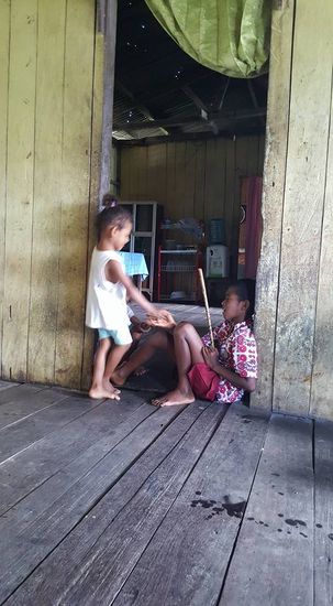 Es gibt viele Kinder, aber wenig Spielzeug...