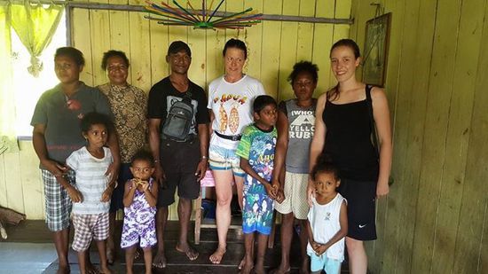 Unbedingt ein Familienfoto...Alfa guckt immer und lacht: hehe..black and white...er lacht übrigens meistens und sagt wenig wie die meisten Männer hier...