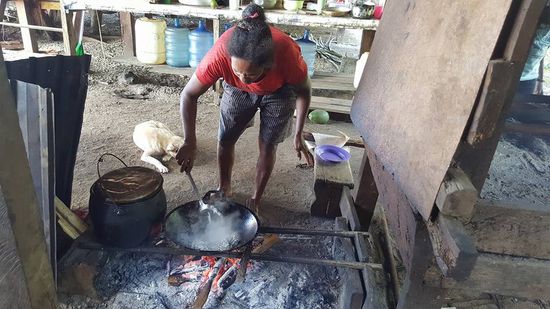 Mama Maria brutzelt kleine Fische