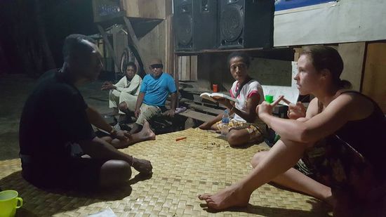 Hier sitzen wir und versuchen etwas Kommunikation. Loisa liest ganz interessiert im Lonely Planet