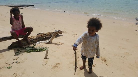 Sharon spielt mit Papas "Fang"