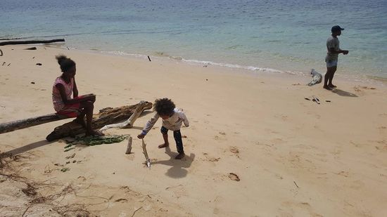 ..sie paniert ihn schön mit Sand...