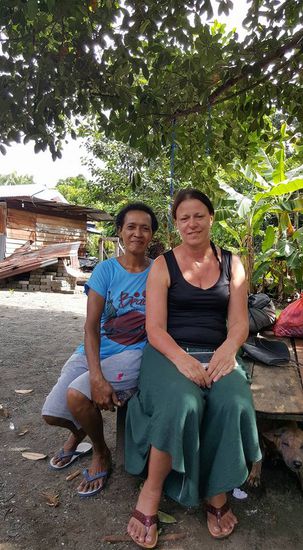 Dicke deutsche Mama und dünne Papua-Mama..