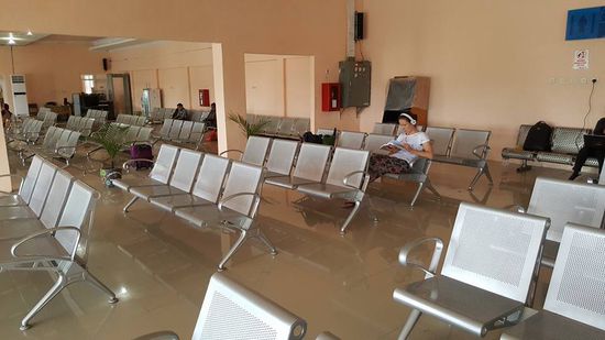 Hier sitzen wir nun noch mal 4 Stunden, Wir holen uns Kekse vom Kiosk draußen und  Dosen mit Eiscafé