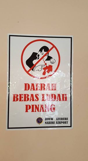 Wenn man die Straßen und Fußwege und auch die Böden allgemein..so anschaut, muss man sich über dieses Schild nicht wundern...