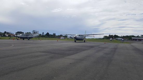 Da stehen die kleinen Propellermaschinen von Susi-Air...