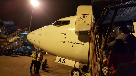 Der Pilot winkt uns von seinem Platz aus zu...