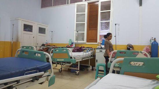 Kurzer Einblick auf mein engstes Umfeld, die Mutti gegenüber schläft immer abwechselnd bei dem Sohn im Bett oder auf dem Boden, nie mehr als 2 Stunden am Stück...