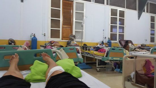 Die andere Seite...viele Leute haben sich Ventilatoren mitgebracht, denn es ist drückend heiß