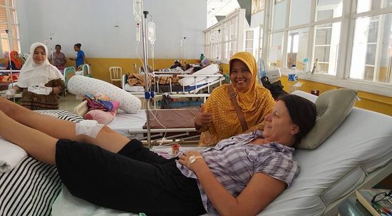 Das sind auch Krankenschwestern, aber in traditioneller , ziviler Kleidung der Indonesier--