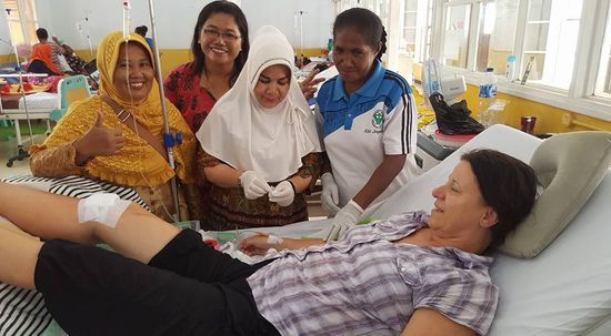 Jetzt legen sie mir den Zugang am rechten Handgelenk...
und freuen sich!!3 Indonesierinnen und 1 Papuarin