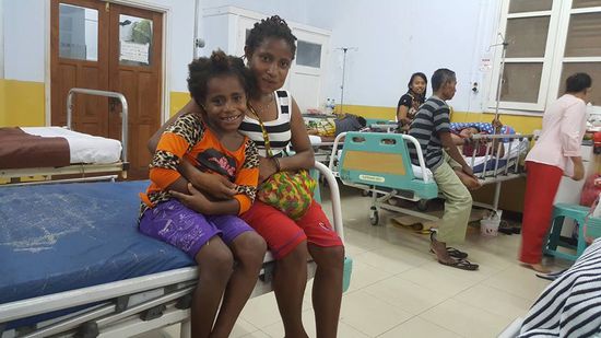 Hier ist sie mit der Mama mit ihren dicken Backen....