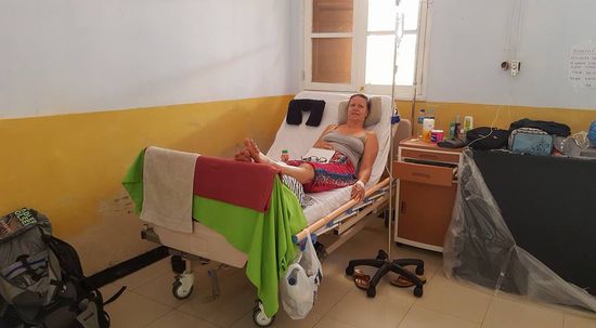 So sieht es in dem "guten" Zimmer aus....neben dem Bett steht ein kleiner Vorrat an nagelneuer Matratzen.