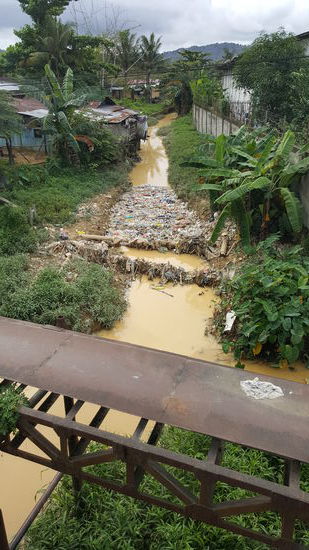 Wir sind nicht sicher, ob das hier eine Fußgängerbrücke sein sollte, aber da traut sich keiner drauf...dahinter staut sich mal wieder der Müll--das bekannte Bild..