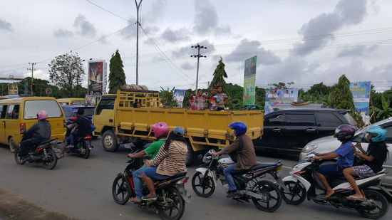Die Horde Kinder da auf der Ladefläche des LKWs winkt und ruft und will auch fotografiert werden...