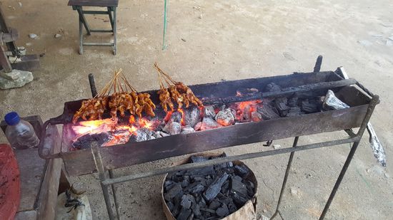 Hier gibt es Sate, das ist Hühnchenfleisch auf kleinen Spießen. Sehr fettig. Dazu gibt es eine fettige Erdnußsoße. Thalia liebt diesen Snack.
10 von diesen Spießchen kosten etwa 1 Euro