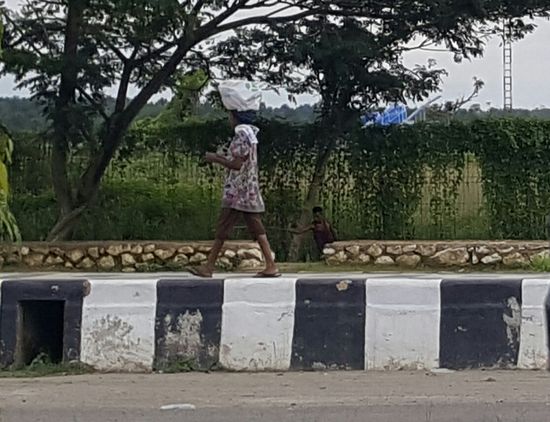 Ein Bild, welches man hier oft sieht: Einkäufe werden auf dem Kopf getragen...