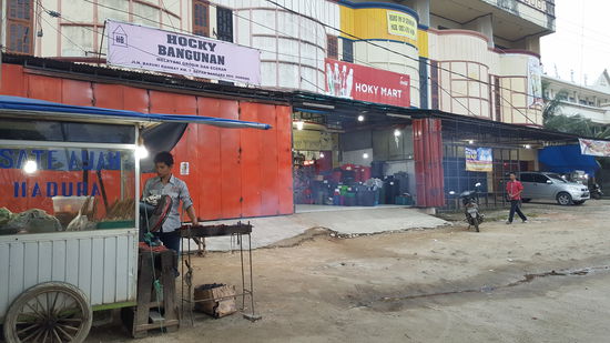Dahinter ist noch ein kleiner Supermarkt. Hier kaufen wir noch ein paar Kekse und Getränke zu unseren Satespießen