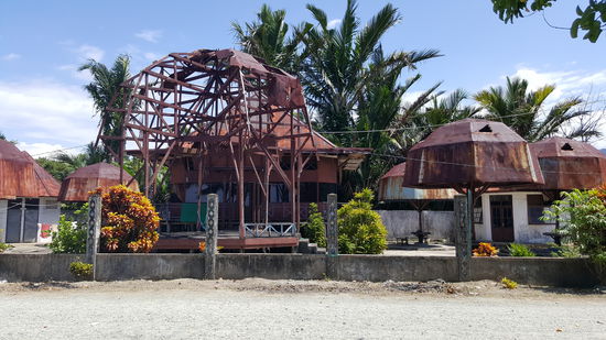 Was das wohl sein soll? Alles aus Blech und etwas vergammelt....