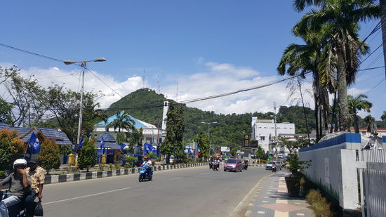 Jayapura ist von hohen Bergen eingekesselt
