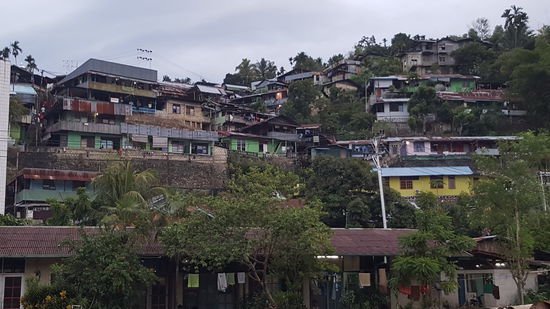 Jayapura liegt eigentlich sehr schön. Eingekesselt von Bergen. Leider sehr viele Slum-ähnliche Häuser in den Bergen und auf den Hügeln.