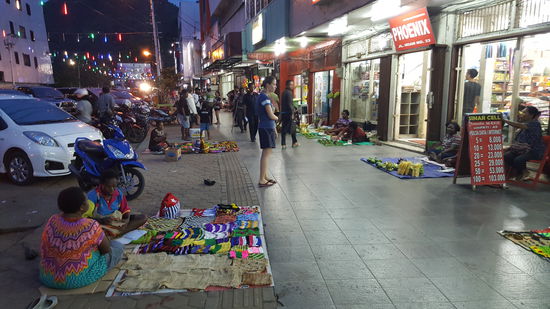 Das ist gegenüber unseres Hotels. Bunt beleuchtete Lichterketten. Auf dem Boden Verkäufer für Obst und viiiele die das komische Kauzeugs verkaufen