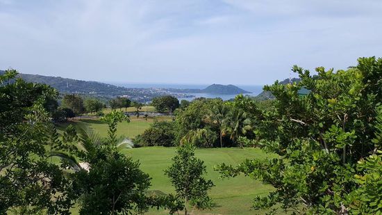 Unterwegs stoppen wir an einem Golfplatz um den schönen Blick auf Jayapura noch mal zu genießen...
Die Fahrt nach Sentani dauert etwa 1 Stunde.
