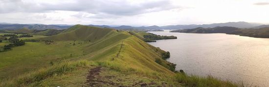 MAn kann da einen Pfad auf den Hügelkuppen erkennen, den wollen wir morgen langgehen!