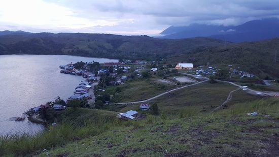 Es wird um 18 Uhr schon dunkel, hinten ist eine Kirche erleuchtet