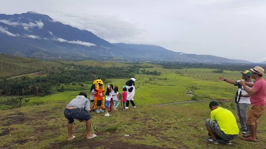 Da wird gerade was gefilmt mit Plüschfiguren und Kindern...