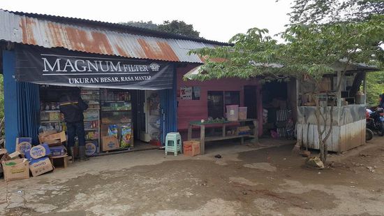 Hier legen wir eine kurze Rast ein. Ds ist auch der letzte Ort am See bevor wir umkeheren