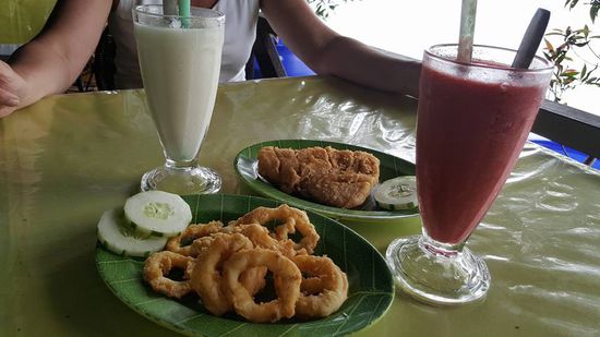 Wir bestellen noch mal Fisch, Cumi. Sirsaksaft und Marquisiasaft.