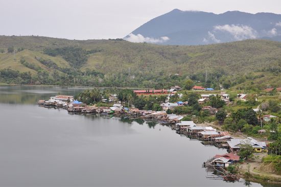 Das Dorf liegt schön idyllisch am See