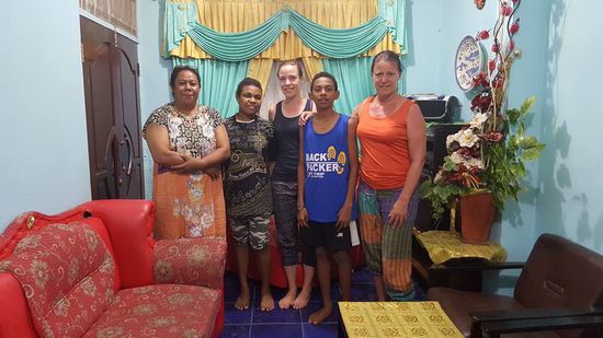 Mama links und daneben Schwester Maja und Bruder Alfa