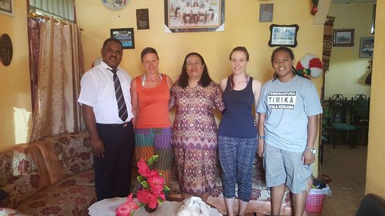 Der Vater hat sich schon für die Kirche fein gemacht, aber vorher muss noch ein Foto gemacht werden. Die Mama ist die jüngere Schwester von Susis Mama--unverkennbar die Ähnlichkeit