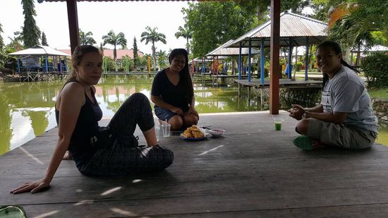 Auf diesen Holzstegen hockt man um zu angeln. Susi bestellt uns was zu essen. Leider habe ich den Namen vergessen. Das sind frittierte Teigfladen, ähnlich Kartoffelpuffer und dazu gibt eine spicy Soße