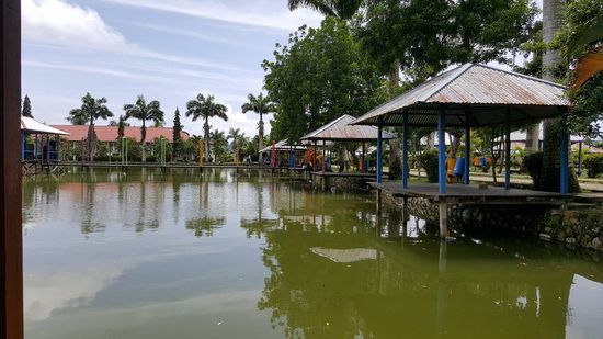 Hinten gibt es Live Musik, wer möchte kann dort auch selber Lieder vortragen
