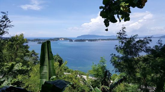 Eine Brücke führt von hier zu "Hamadi Island"