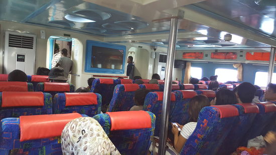 Die ganze Zeit gibts Filme, entweder richtig brutale mit viel Blut oder erotische