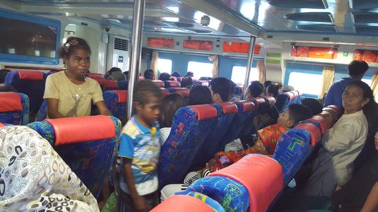 Alle Plätze sind besetzt. Sehr viele Familien. Die Kinder sind schüchtern und neugierig, schauen uns verstolen an und dann schnell wieder weg